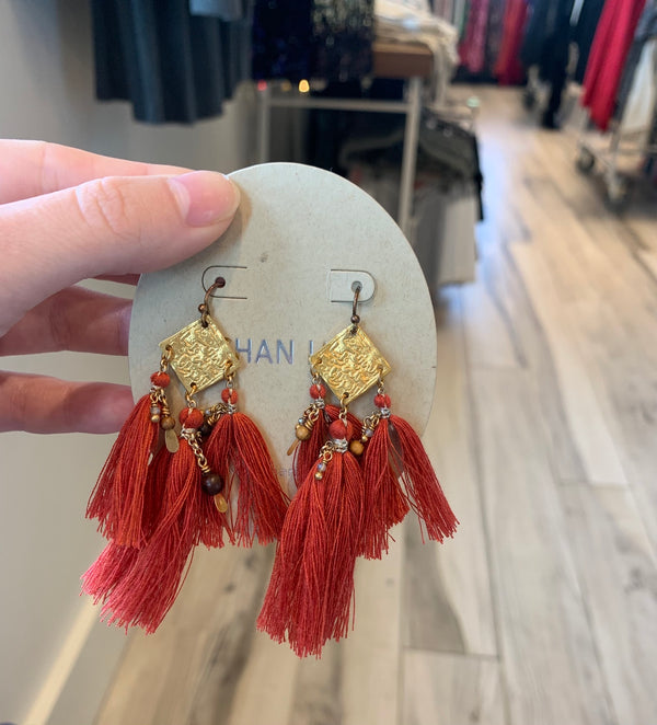 EARRINGS W/ MAND RED STONES & THREAD RED